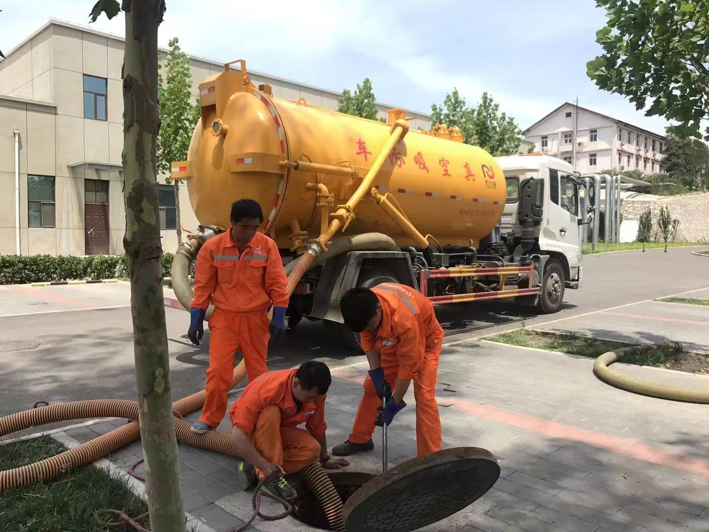 白塔管道疏通车停在窨井附近