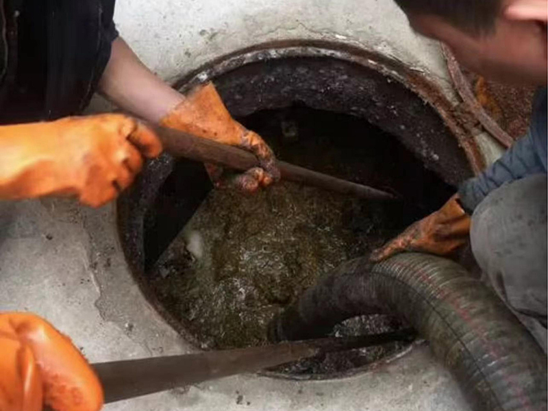 白塔清理化粪池时如何避免沼气的危害?